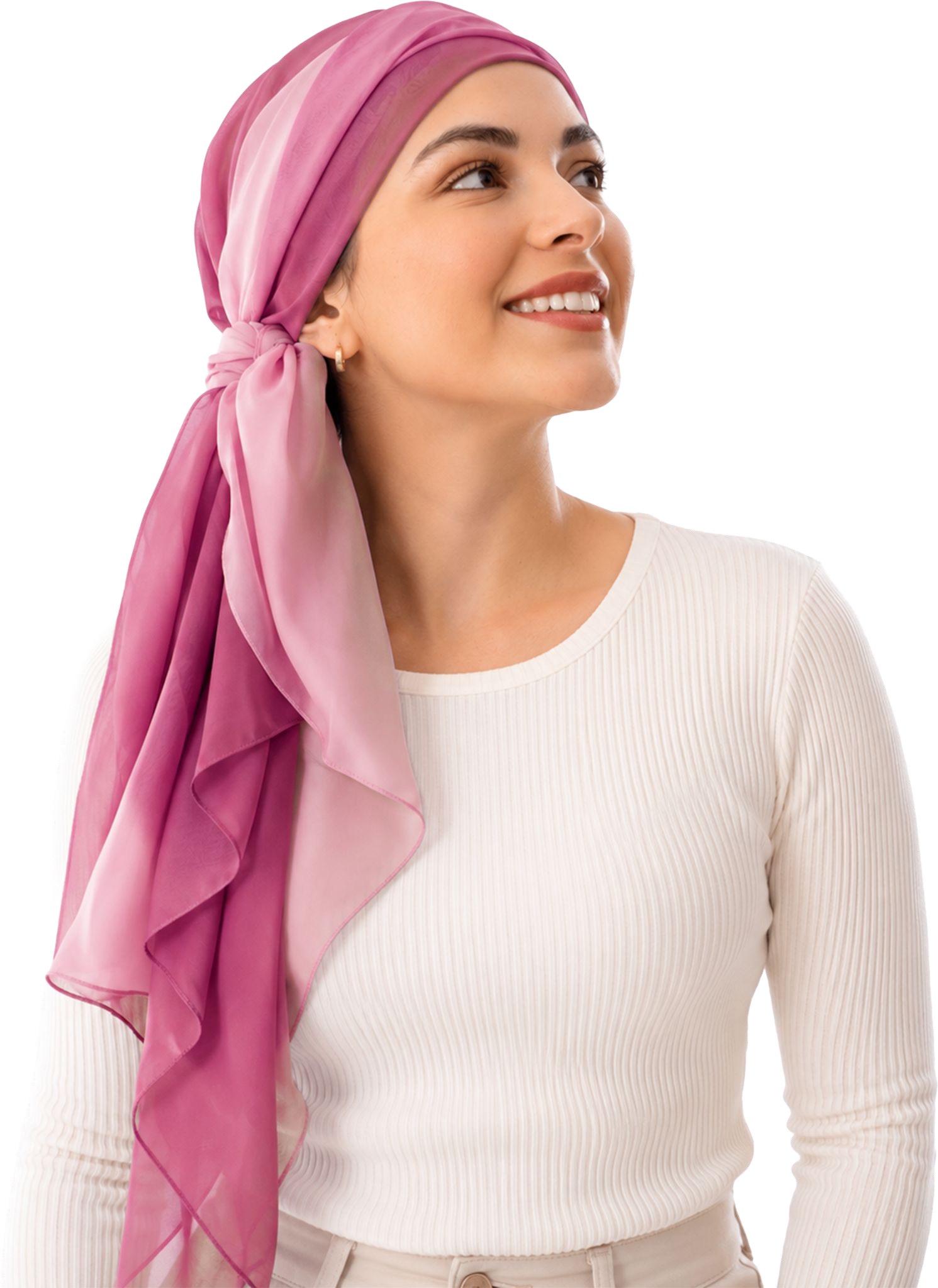 Mulher sorrindo usando lenço rosa — campanha Outubro Rosa
