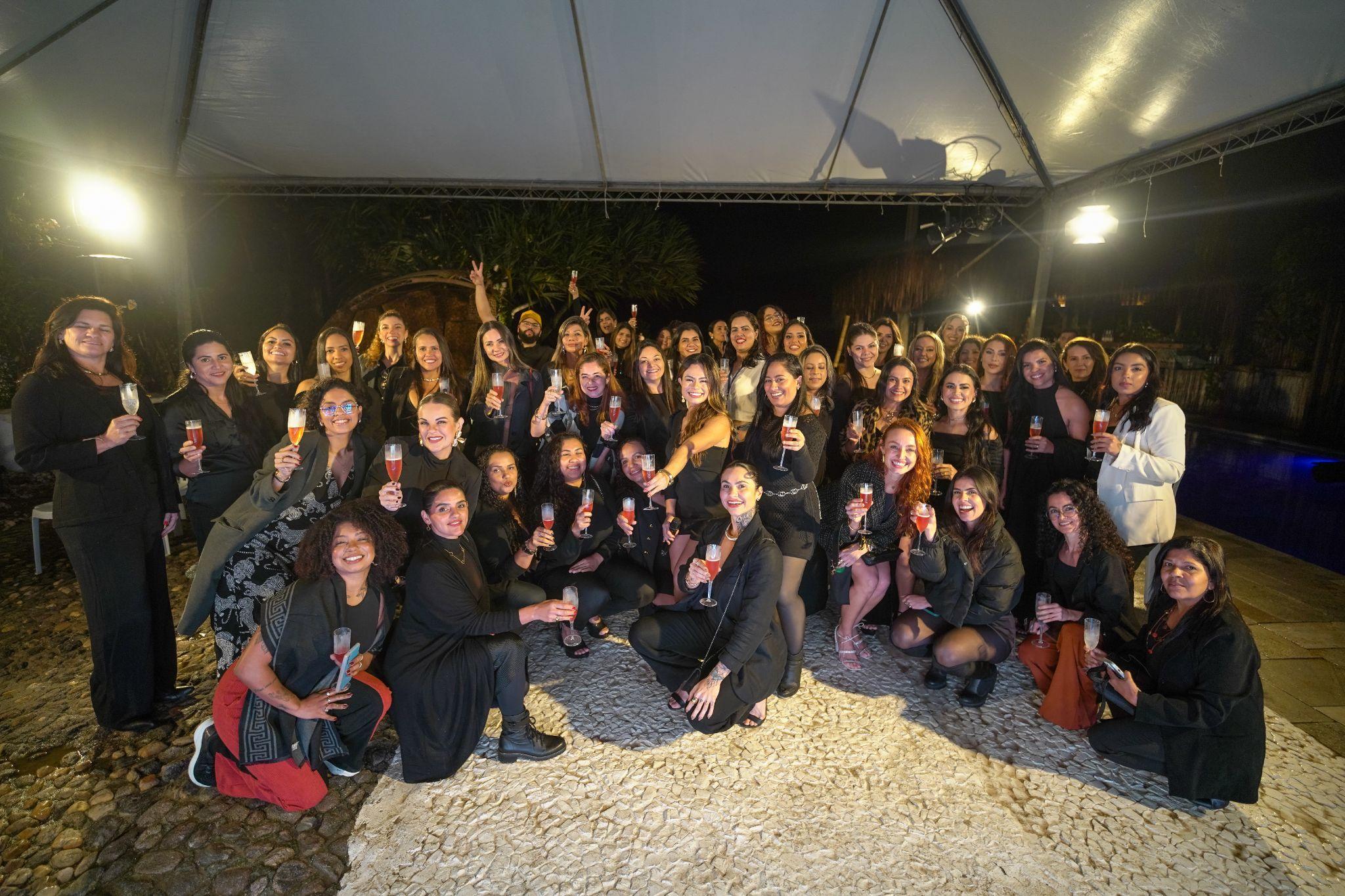 Participantes do Business Wave brindando juntas